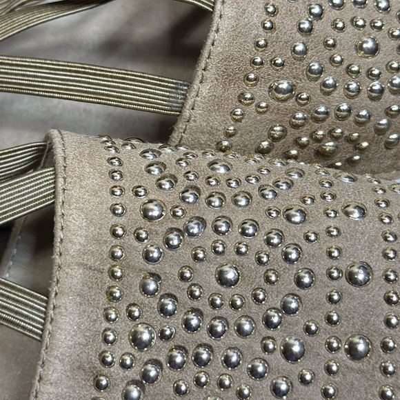 White Mountain Woman’s Suede Khaki Highland Espadrilles Silver Studs Size 8M - Picture 9 of 10